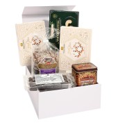 Gift box with magnetic closure filled with gingerbread