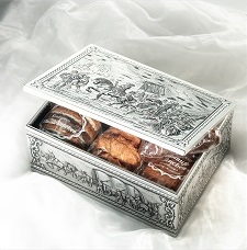 Lebkuchentruhe Metall gefüllt mit Elisen Eine Lebkuchentruhe gefüllt mit Elisen Lebkuchen