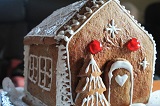 Pfefferkuchenhaus mit Zuckerguss und Deko