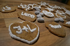 Lebkuchen Plätzchen mit Namen aus Zuckerguss Lebkuchen Plätzchen mit Namen aus Zuckerguss
