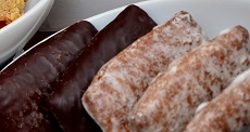 Lebkuchen eckig mit Schoko und Glasur auf Teller lebkuchen schokoliert zuckerglasur eckig
