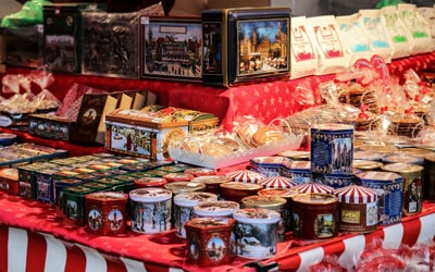Lebkuchendosen und Lebkuchen Truhen im Verkauf Stand Lebkuchendosen und Lebkuchen Truhen im Verkauf Stand