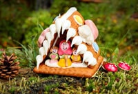 Lebkuchenhaus mit Figuren aus Hänsel und Gretel