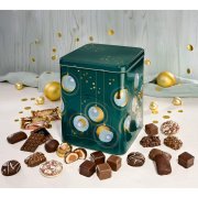 Winterzauber Dose geöffneter mit Schublade umgeben von Lebkuchenkonfekt und Christbaumschmuck Winterzauber Dose geöffneter mit Schublade umgeben von Lebkuchenkonfekt und Christbaumschmuck
