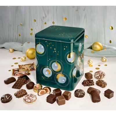 Winterzauber Dose geöffneter mit Schublade umgeben von Lebkuchenkonfekt und Christbaumschmuck