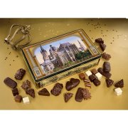 Lebkuchentruhe mit Aachener Stadt-Motiv, umgeben von verschiedenen Lebkuchen, -konfekt und Deko Lebkuchentruhe mit Aachener Stadt-Motiv, umgeben von verschiedenen Lebkuchen, -konfekt und Deko