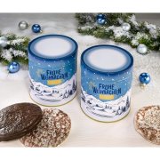 Zwei Lebkuchen Geschenkdosen umgeben von Nürnberger Elisen Lebkuchen und Weihnachtsdekoration