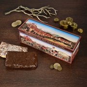 Historische Lebkuchendose „Nürnberger Tand geht durch alle Land" mit Stadtmotiv, dazu schoko- und zuckerglasierte Nürnberger Leb