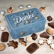Weihnachtliche DANKE-Geschenkdose gefüllt mit Pralinen und Lebkuchen-Konfekt, dekoriert mit Zimtsternen und goldenen Christbaumk