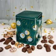 Winterzauber Dose geöffneter mit Schublade umgeben von Lebkuchenkonfekt und Christbaumschmuck