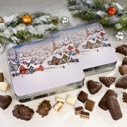 Geschenkdose Winterdorf umgeben von Lebkuchen-Konfekt