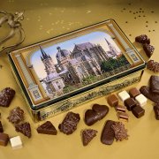Lebkuchentruhe mit Aachener Stadt-Motiv, umgeben von verschiedenen Lebkuchen, -konfekt und Deko