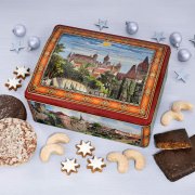 Edle Lebkuchendose mit historischem Nürnberger Motiv, umgeben von Zimtsternen, Vanillekipferl und schoko- und zuckerglasierten L