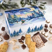 Lebkuchentruhe "Weihnachtsabend" umgeben von Lebkuchen, -konfekt und Weihnachtsplätzchen
