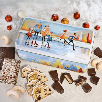 Open “Winter Dream” gingerbread chest with Nuremberg Lebkuchen, gingerbread confectionery, Christstollen, and Christmas cookies