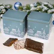 Weihnachtsdosen umgeben von eckigen Nürnberger Elisen Lebkuchen und Weihnachtsdeko
