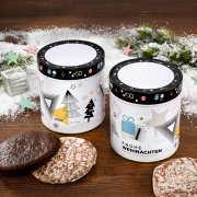 Zwei Lebkuchen Dosen im Weihnachtsgeschenk-Design umgeben von Nürnberger Elisen Lebkuchen und Weihnachtsdekoration