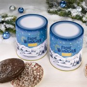 Zwei Lebkuchen Geschenkdosen umgeben von Nürnberger Elisen Lebkuchen und Weihnachtsdekoration