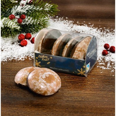 Mini Lebkuchen mit Schokoladenboden umgeben von weihnachtlicher Dekoration