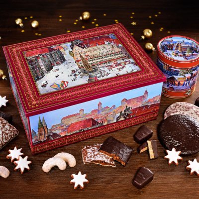 Lebkuchentruhe mit Nürnberg Motiv mit verschiedenen Lebkuchen, Keksen und Lebkuchendose