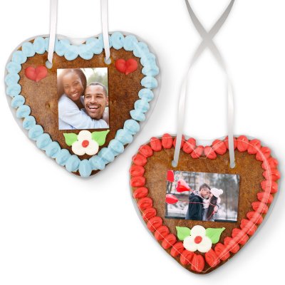 Examples of personalized gingerbread hearts with photos and icing decoration