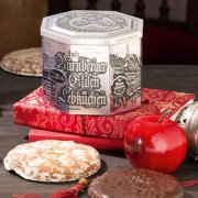 Silberdose auf Büchern und umgeben von Nürnberger Elisen Lebkuchen