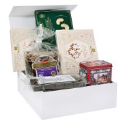 Gift box with magnetic closure filled with gingerbread