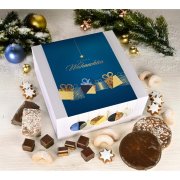 Geschenkbox geöffnet mit Lebkuchendose, Plätzchen und verschiedenem Weihnachtsgebäck