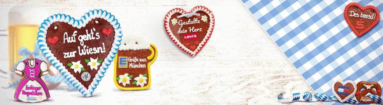 Lebkuchenherzen beschriftet und mit Firmenlogo versehen