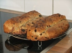 Zwei selbst gebackene Christstollen die auf einem Gitter liegen